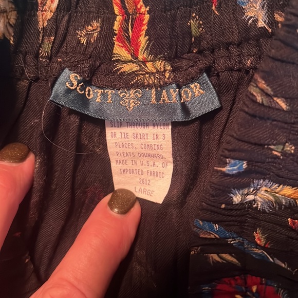 Scott and Taylor size Large. Long broomstick skirt. Feather print - Picture 5 of 7